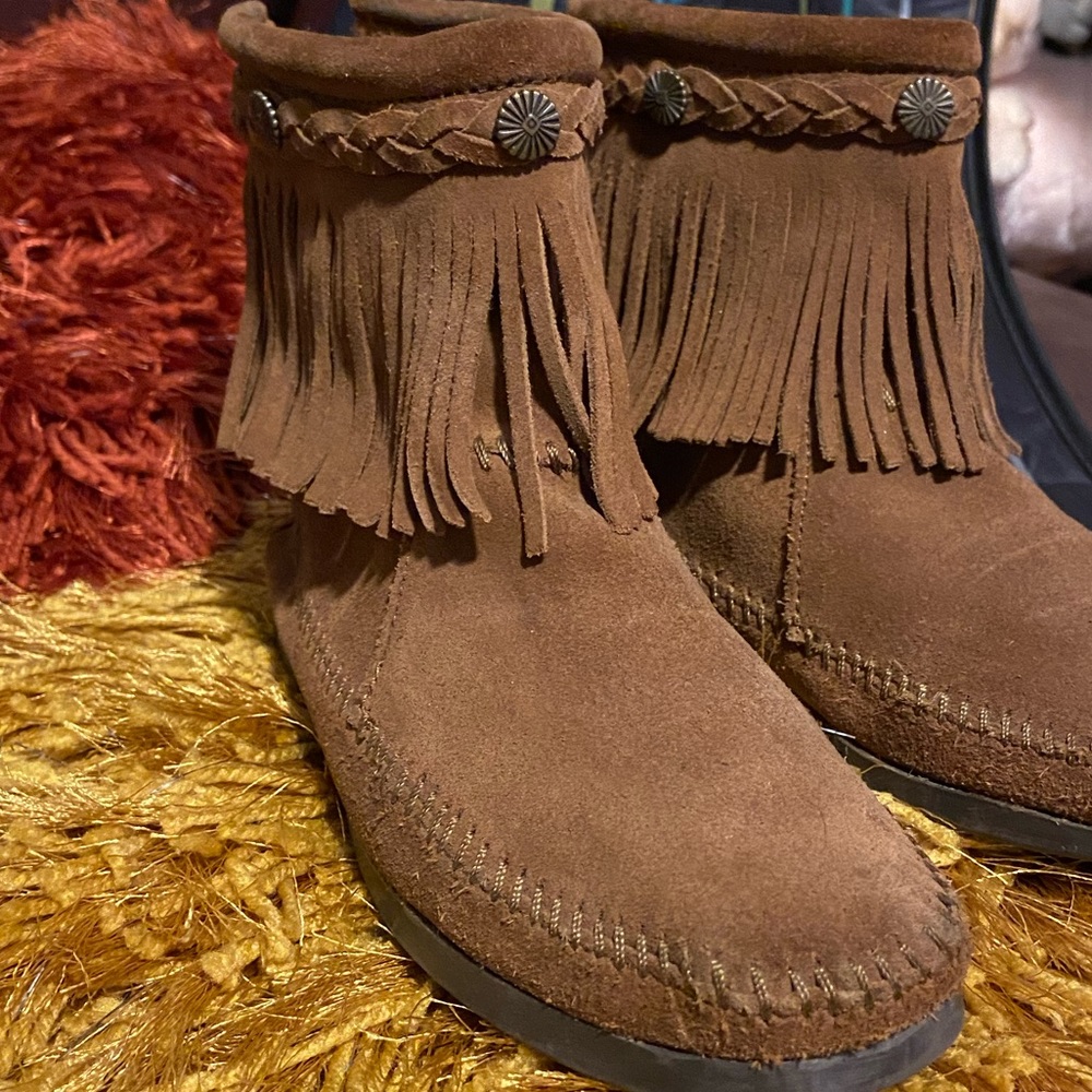 Minnetonka moccasins boots size 7 with fringe